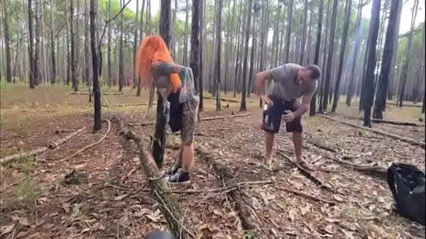 Socando no pelo a safada na floresta