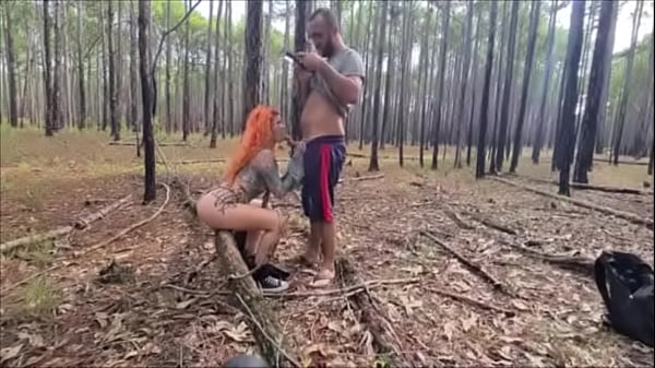 Socando no pelo a safada na floresta