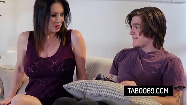 Play MP4 - Sexy milf stepmom RayVeness instead of movie night with her stepson she fucks with him