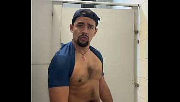 Orgia No Banheiro E Um Flagra Causando Expuls&atilde;o Dos Machos thumbnail