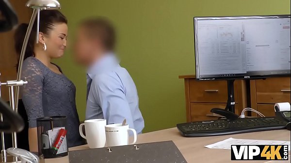 VIP4K. Colleen sait que Frances peut obtenir du cr&eacute;dit si elle monte la bite de l'agent 