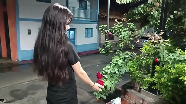Encuentro A Hermosa Petite Latina En El Parque Y La Invito Al Apartamento A Divertirse Con Mi Polla thumbnail