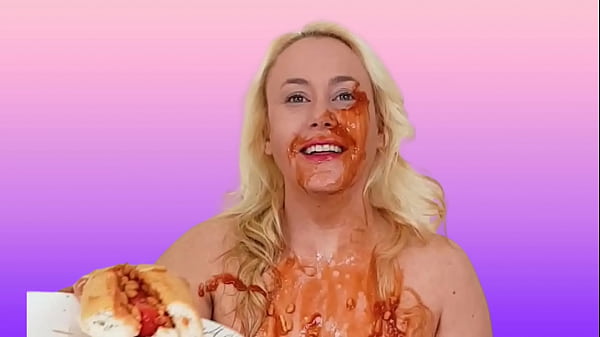 Nonton Blonde Milf Plays With Food thumbnail