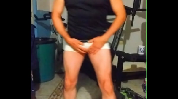 Show de baile al desnudo en el gimnasio. 