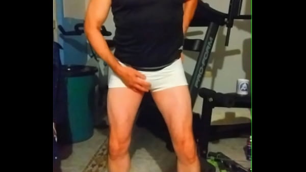 Play MP4 - Presentaci&oacute;n striptease y de pesas en el gimnasio&period;