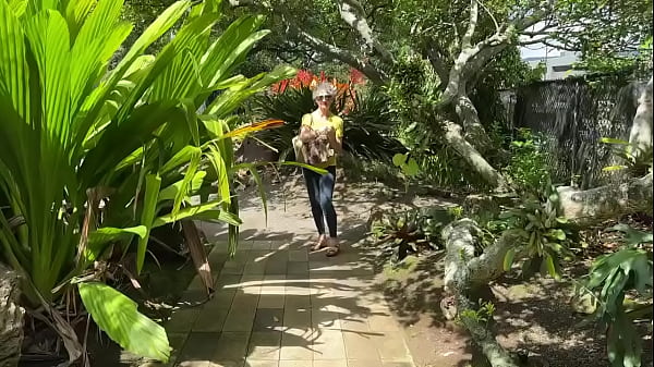 Nonton We Did Some Filming At Foster Gardens This Afternoon thumbnail