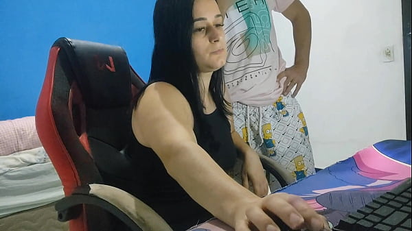 Esposa gostosa recebe o vizinho t&eacute;cnico de pc e paga com cu pix 