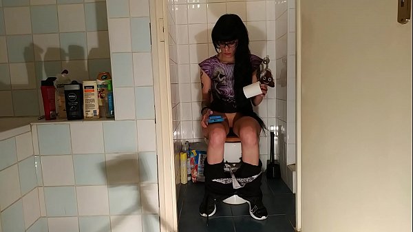 Play MP4 - Sexy goth teen pee & crap while play with her phone pt1 HD