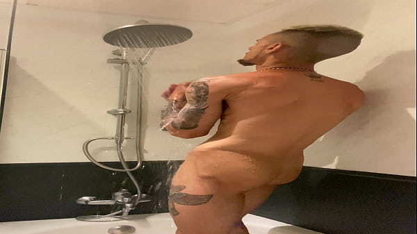 Trailer alex black se masturba en la ducha del hotel y se corre enormemente 