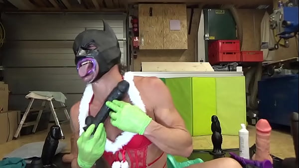 Extremeslut66 im Weihnachtskost&uuml;m steckt sich einen Dildo bis zum Anschlag in den Rachen 