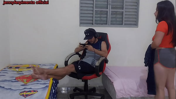 Meia irmãse troca perto_do meio_irmão ele acabafodendoela na_cadeira_gamer