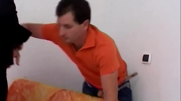 La suora viziosa ha fatto un discorso sul culo di un uomo quando si &egrave; contorto