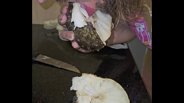 Bedengus chupando graviola fruta oral