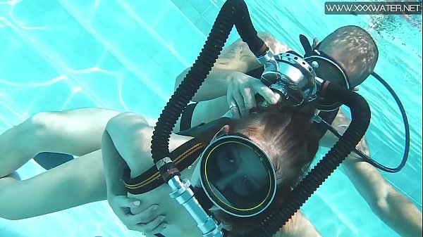 Play MP4 - Minnie Manga sucks and fucks in the pool