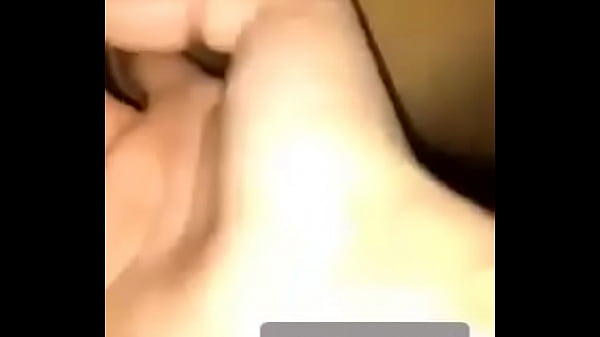 Tocando a mi putita y exhibiendo su culo