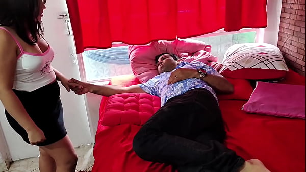 Padrasto leva uns tapas da entiada por quarto est&aacute; sujo a inocente leva uma surra de piroca na bunda 