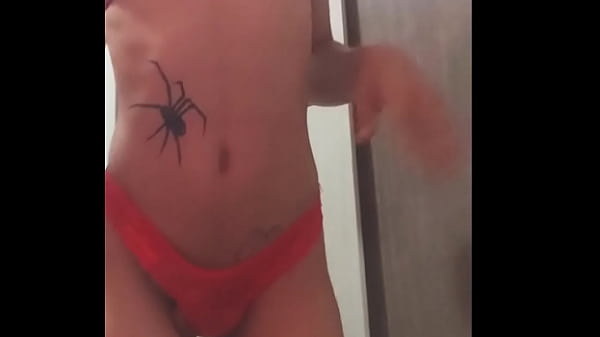 Cdzinha virgem se arrumando para macho 