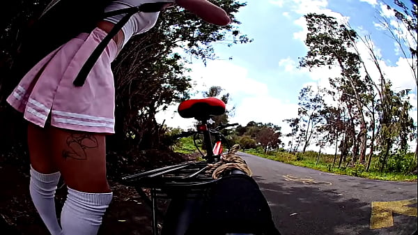 Con tanga en bicicleta, pervertidos no dejan de mirarme el culo 