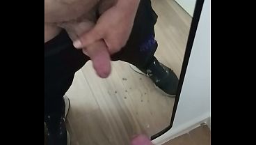 Paja y leche frente al espejo