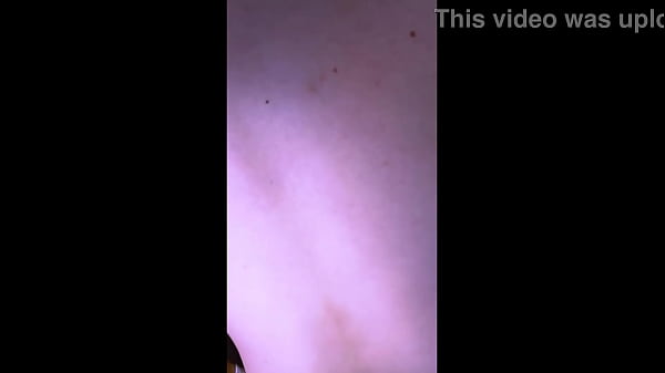 Lapechugona recepcionistadel edificio lohacía_sonrojarcada vez que lepreguntaba por_su día_pero no_podía evitar sentirse atído por ella