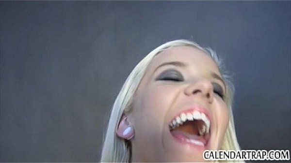 Nonton Petite Blonde Comes In To Suck Dick thumbnail