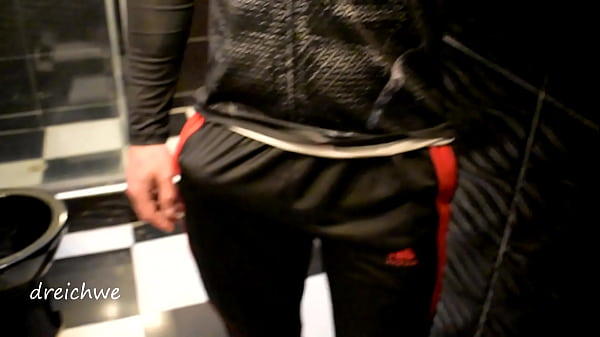 Chico malo le baja los pantalones a hetero 