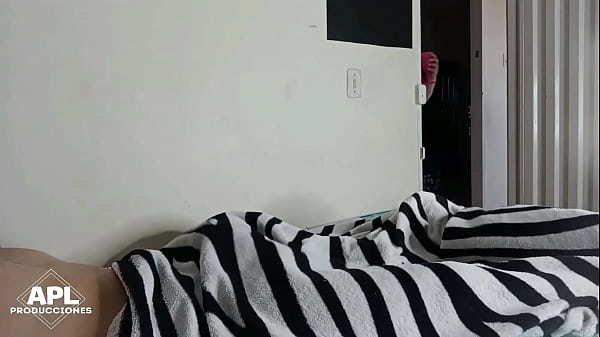 Play MP4 - Mi hijastro esta tan cachondo que decidi ayudarle con su calentura