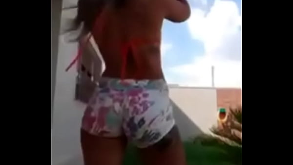 a safada rebolando sua bunda gostosa