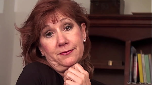 Play MP4 - Mature playing with her shaved vagina on camera