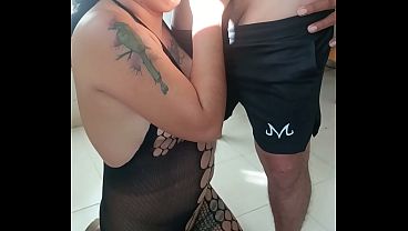 Mexicana haciendo porno en casa la desnudan y se pone a mamar con follower