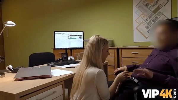 VIP4K. Perverser Typ willigt ein, einem_süßen Mädchen zu helfen, wenn sie mit ihm rummacht