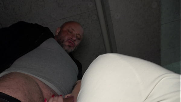 Tinder Fuck Date geile Studentin_in der Tiefgarage benutzt