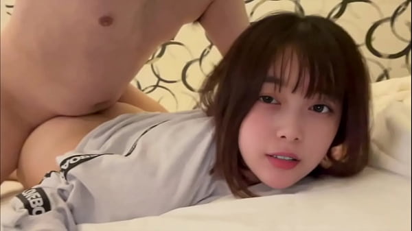 【お泊まりデート】朝起きたら淫らに絡み合うカップル。無邪気なかわいい笑顔の彼女と朝から激しく求め合う。 thumbnail