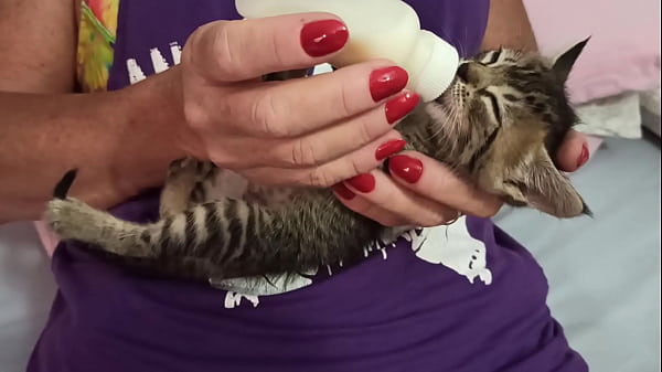 GATINHA NOVINHA MAMANDO GOSTOSO COM VONTADE AT&Eacute FICAR CHEIA DE LEITE.
