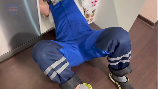 Play MP4 - Plumber fucked a cute twink and cummed in his ass