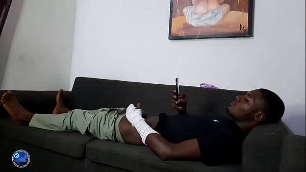 Le Malade Au Bras Casse Se Vois Vider Les Couilles Par L'infirmiere Sexy thumbnail