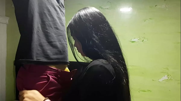 Play MP4 - Mi hermanastro me ayuda con la lampara de mi habitaci&oacute;n por una buena mamada