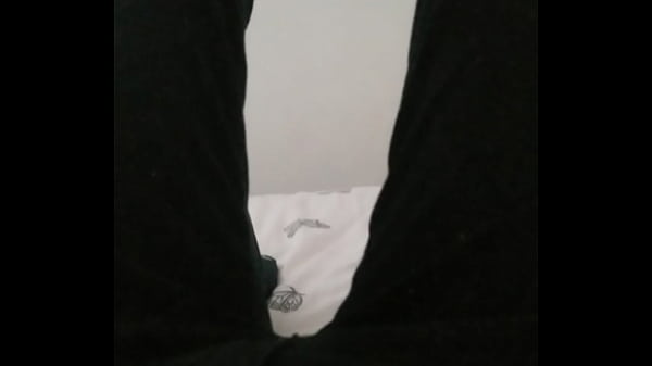 Escondido no quarto de hospedes esperando a esposa terminar o serviço em nosso quarto