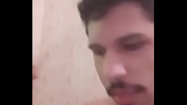 ADM gostoso no banho fazendo dan&ccedil;a sensual 
