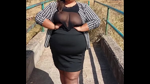 Exhibiendo mis grandes tetas en el parque