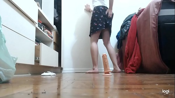 Crossdresser de saia sentando no consolo 