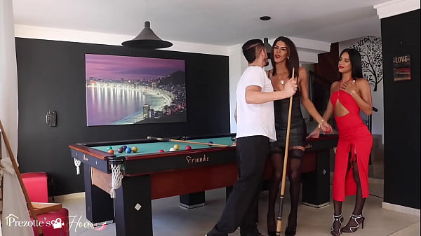 duas amigas trans dotadas fingiram perder no jogo do prazer para fazer uma orgia gostosa. 