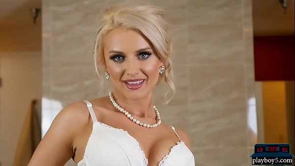 Las Vegas_MILF with a perfect ass strips_off lingerie