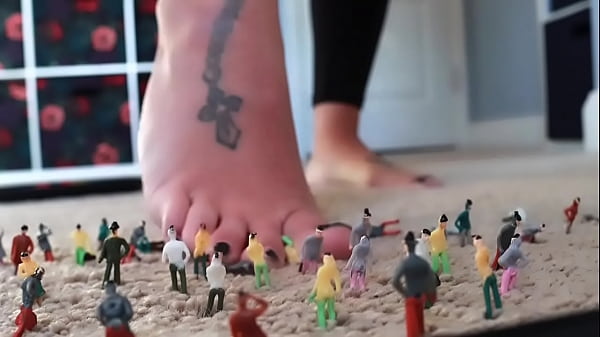 Tinies Try To Surround Giantess thumbnail