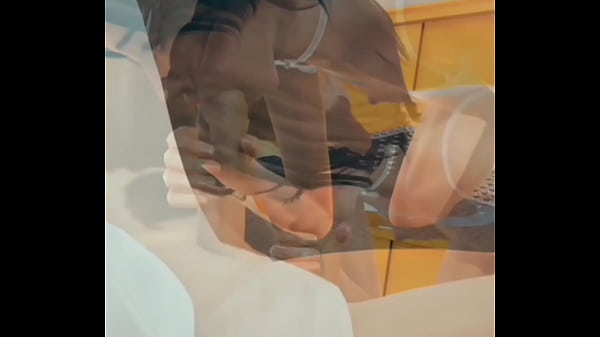 Compa&ntilde;era chupa pene despu&eacute;s de estudiar 