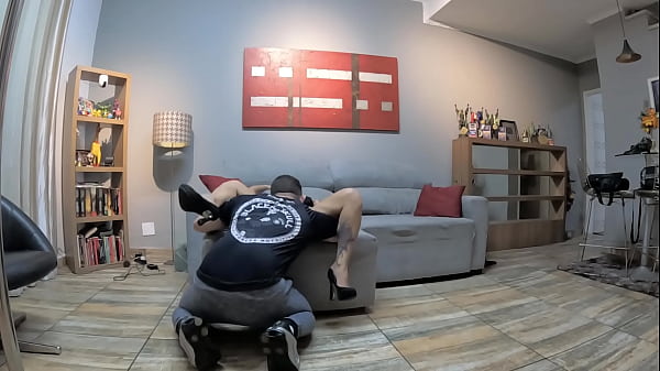 Meu marido corno estava descansando enquanto seu melhor amigo fazia seu trabalho de me foder como uma prostituta 