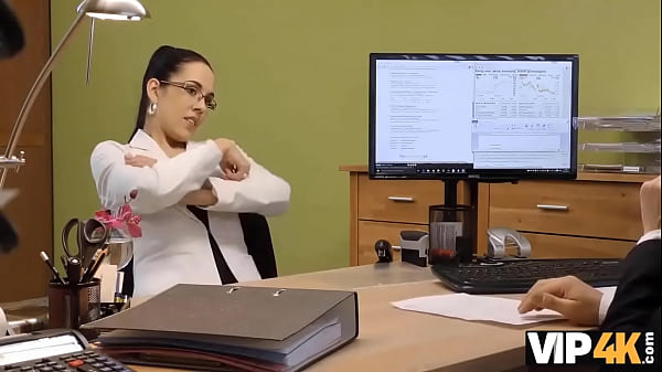 VIP4K. La morena no puede decirleque no al prestamista si_quiere obtener dinero