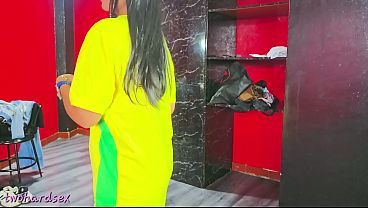 Meia-irm&atilde_, voc&ecirc_ me mostra suas camisas e acabamos transando.