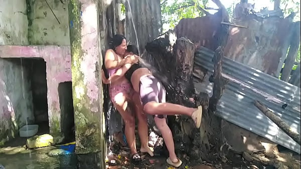 Salgo con mi mejor amiga a explorar el bosque comimos una fruta que nos puso cachondas y comenzamos a darnos cari&ntilde;o y follar