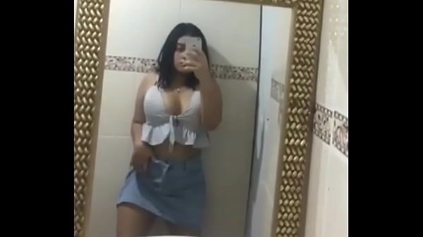 Play MP4 - Rica colegiala baila para su novio en el espejo